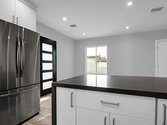 3rd image of 15941 Leadwell St
