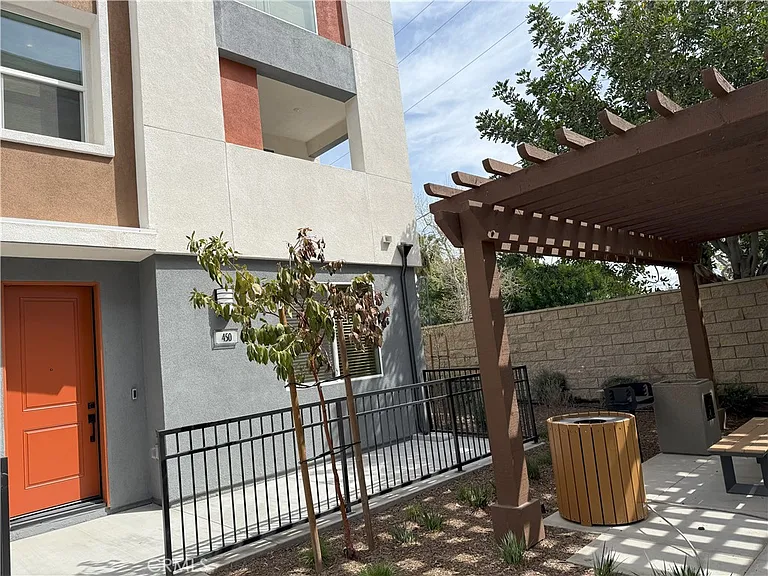1816 E 1st St #450 — Photo 2