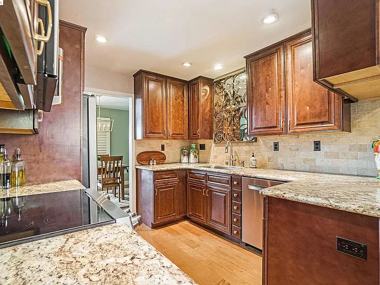 225 Portola Dr — Photo 4