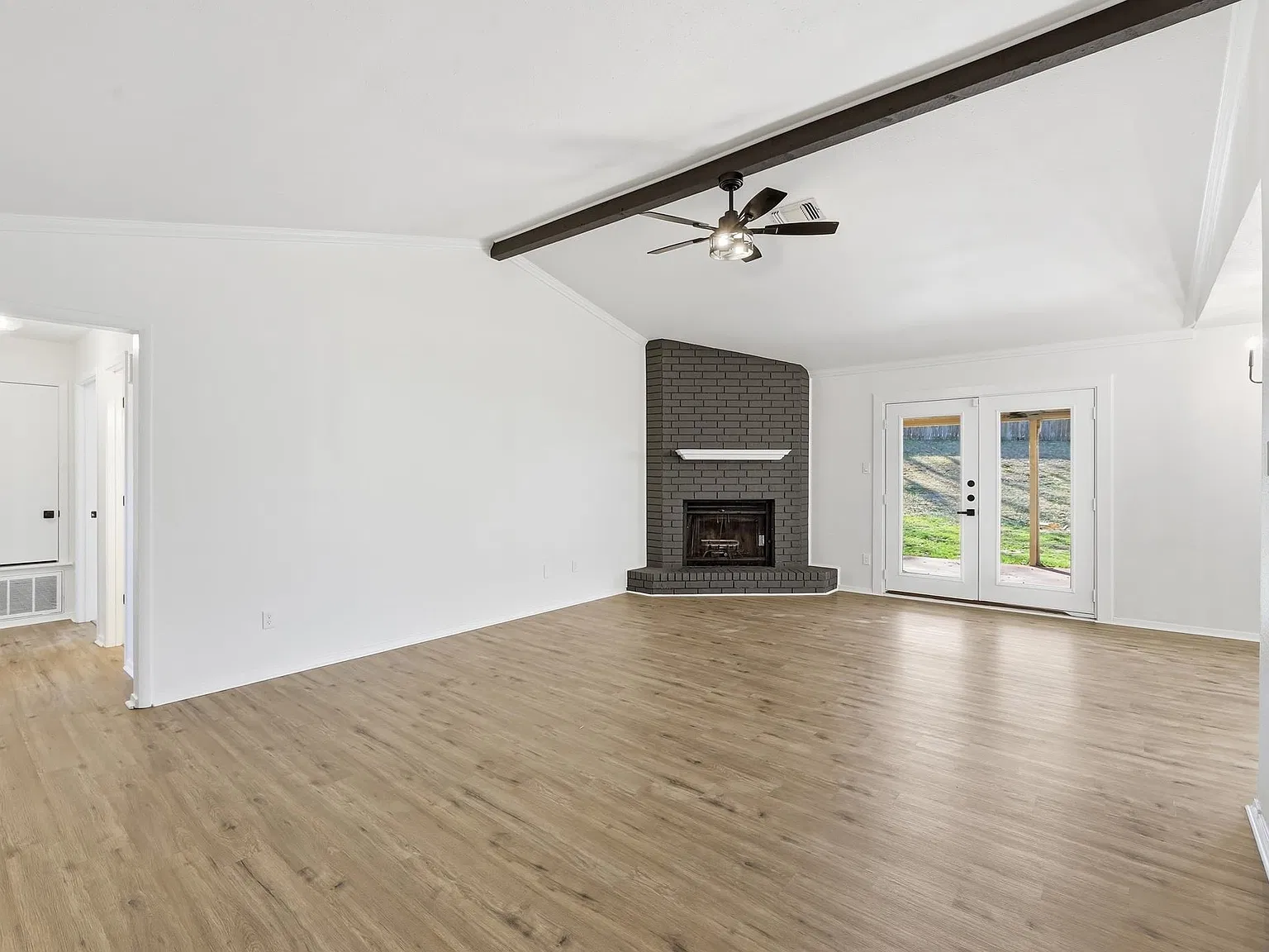 3 bed, 2.0 bath, 1547 sqft, $2,300 — Photo 4