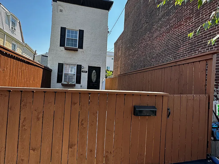 2659 Emerald St — Photo 2