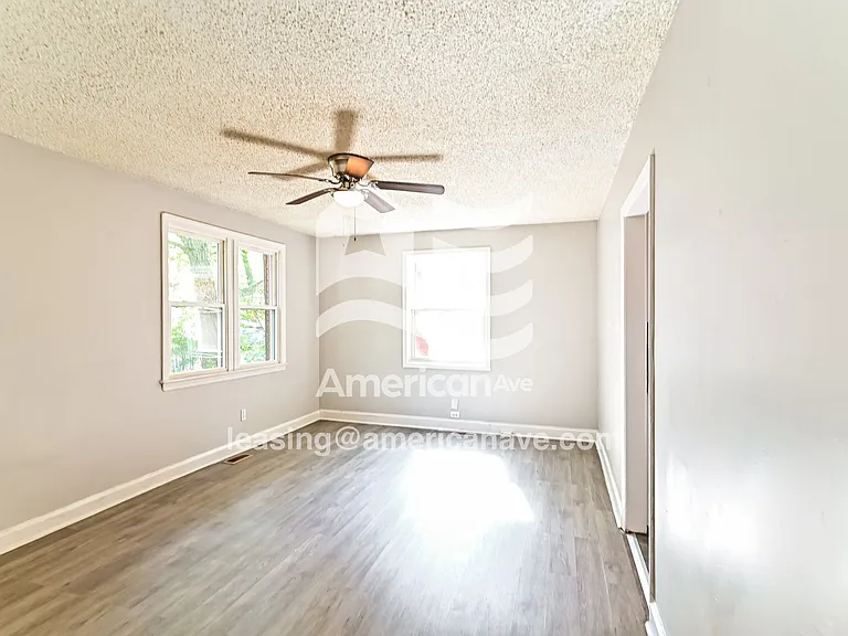 814802_003_living_room_3.jpg
