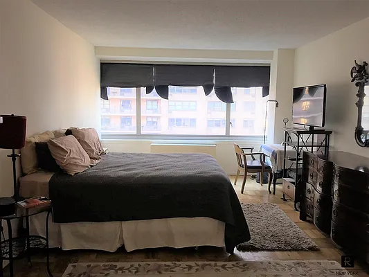 Sold by R New York | media 5