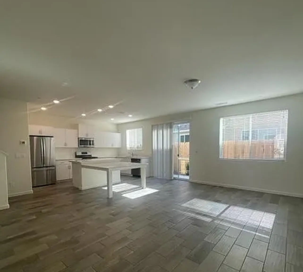 4 bed, 2.5 bath, 1800 sqft, $2,550 — Photo 3