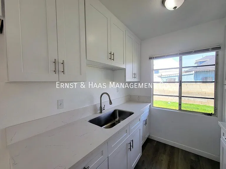 1027 E 7th St #1 — Photo 7