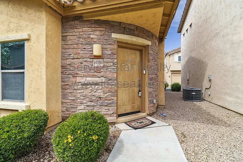 3 bed, 2.0 bath, 1298 sqft, $1,749 — Photo 3