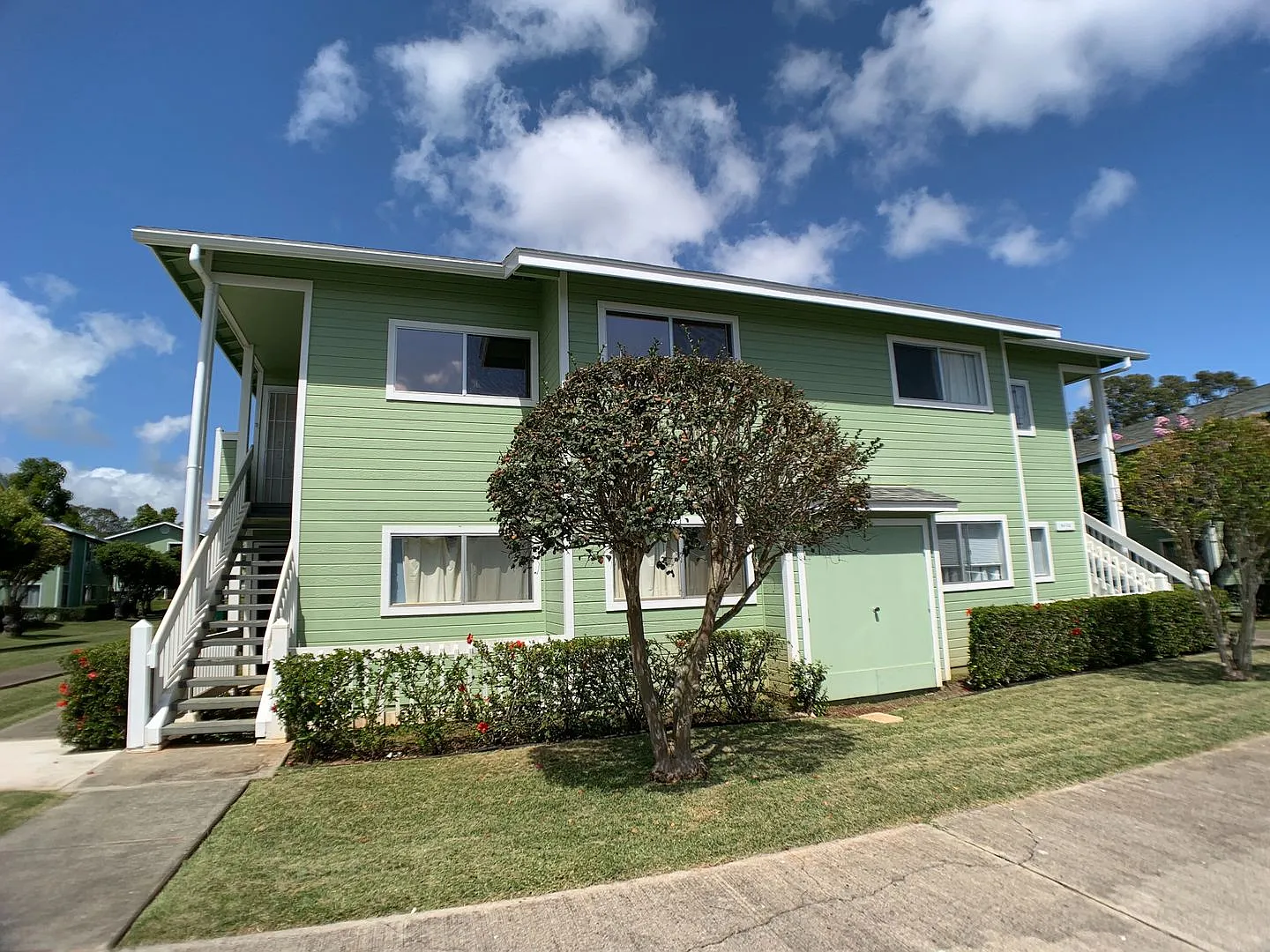 $2500, Mililani (Mililani Parkway) - Great Location - 2br/1ba/2pkg With A/C — Photo 1