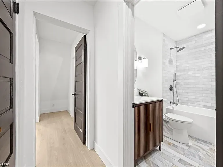1422 W 77th St — Photo 21