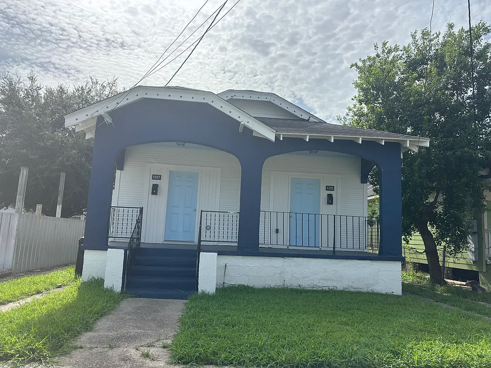 1207 Deslonde St #1207