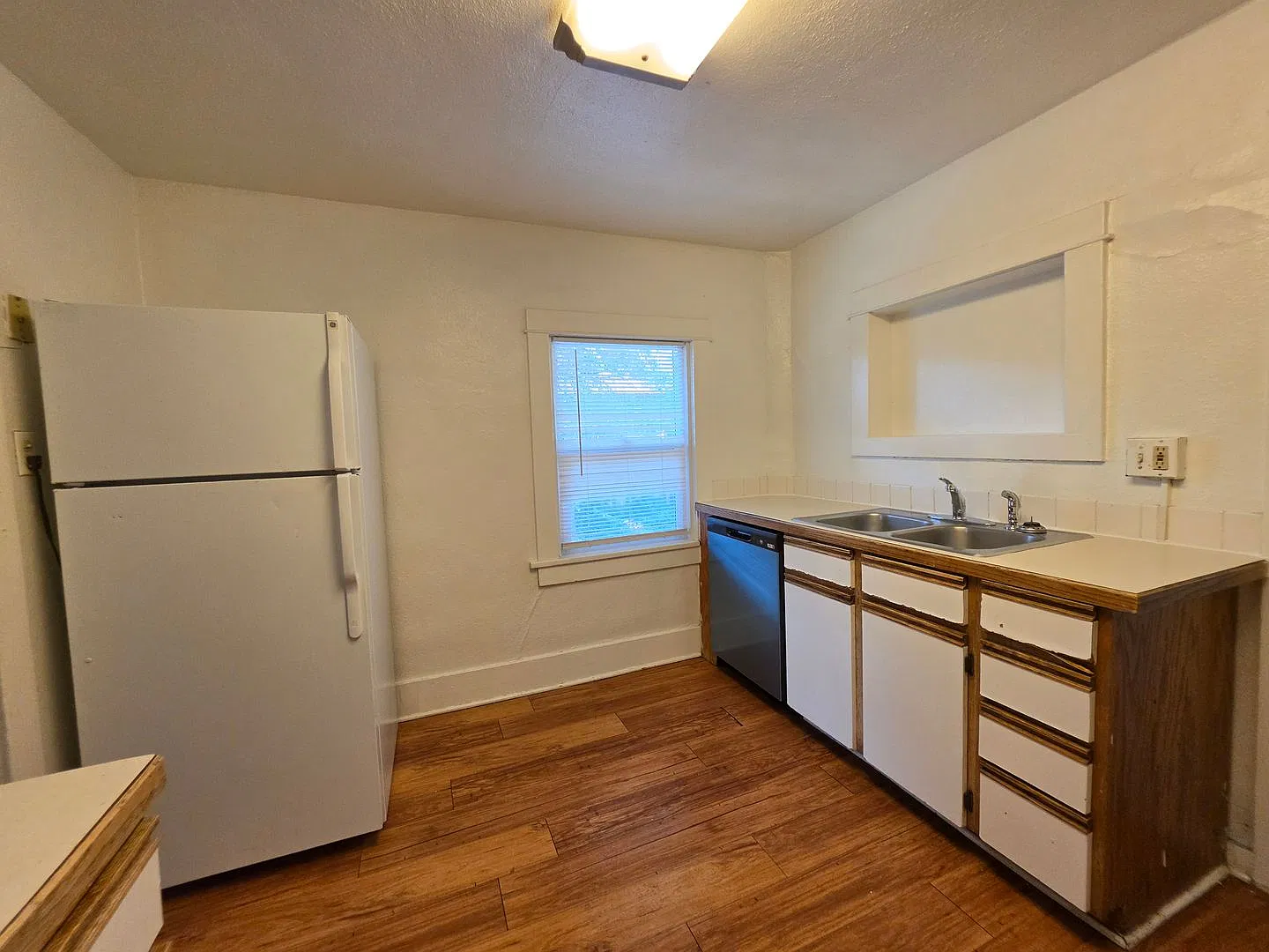 4 bed, 2 bath House On The Hill! — Photo 4