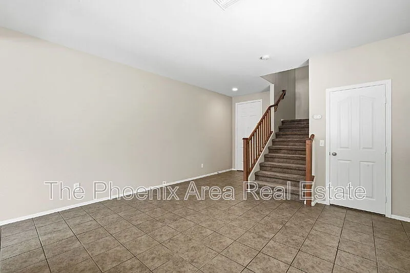 4 bed, 2.5 bath, 2348 sqft, $1,795 — Photo 4