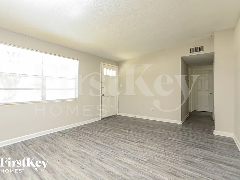 429 Notre Dame Dr — Photo 2