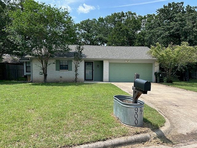 1st image of 900 Crestwood Dr