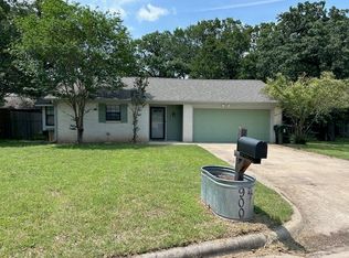 900 Crestwood Dr, Bryan, TX 77801