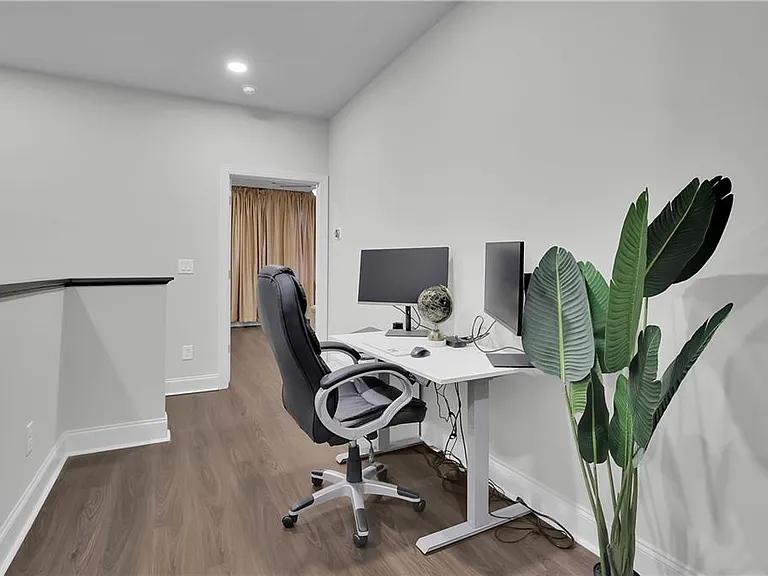 8026 Linfield Way — Photo 11