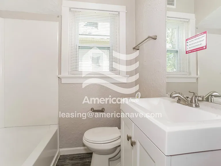 1643915_009_main_bathroom_13946132.jpg