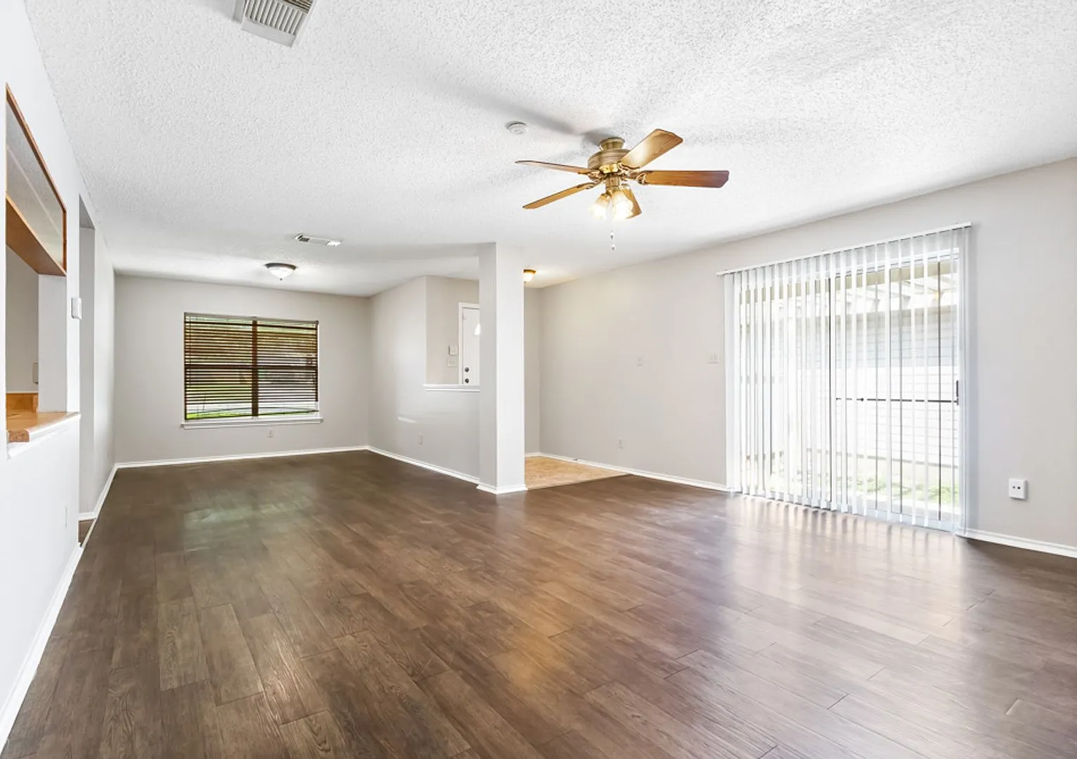 3 bedroom / 2 bath home in Creekside subdivision — Photo 4