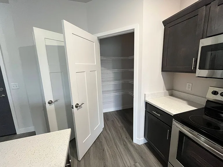 Cottage Grove Commons: 1400 N Windsor — Photo 11