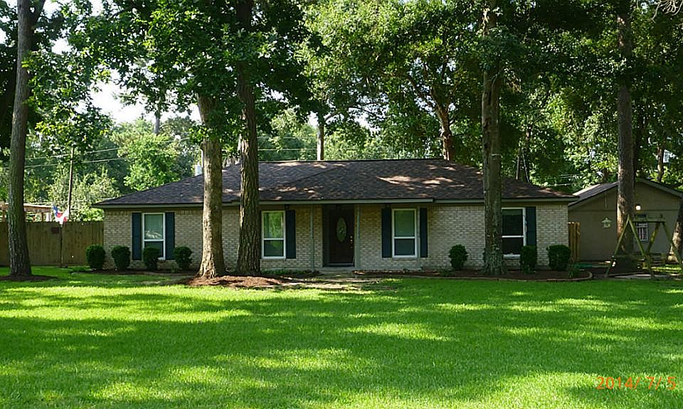 Huge front yard and beautiful trees! Awesome neighbors!