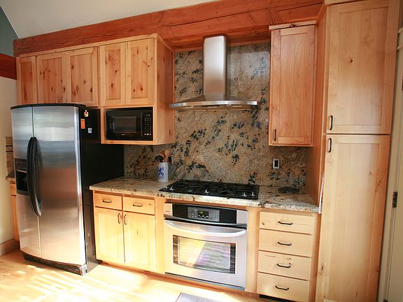 4th image of 380 Lake View Dr