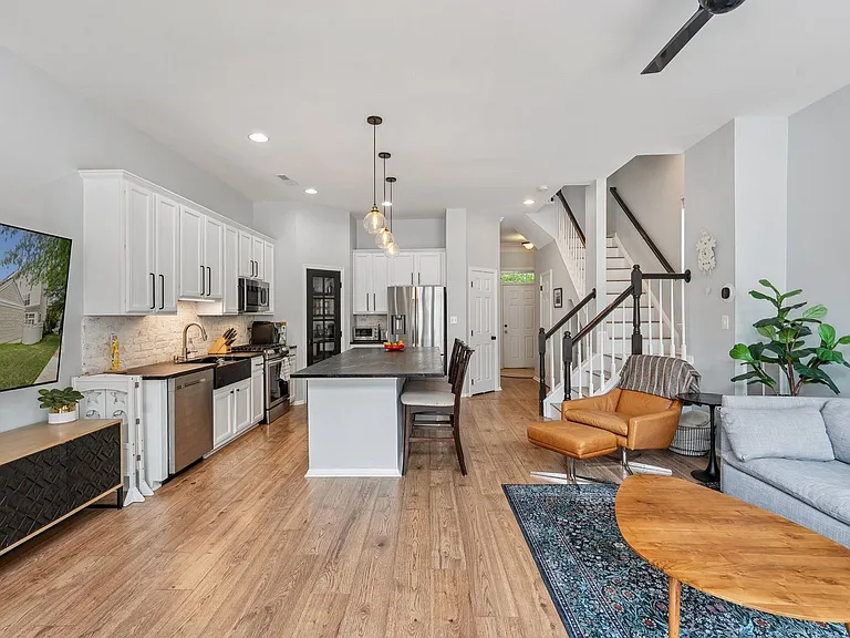 20353 Bowfonds St — Photo 4
