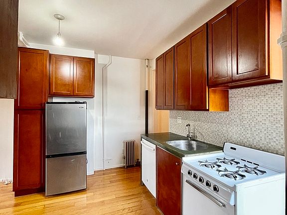 5th image of 650 Manhattan Ave APT 14
