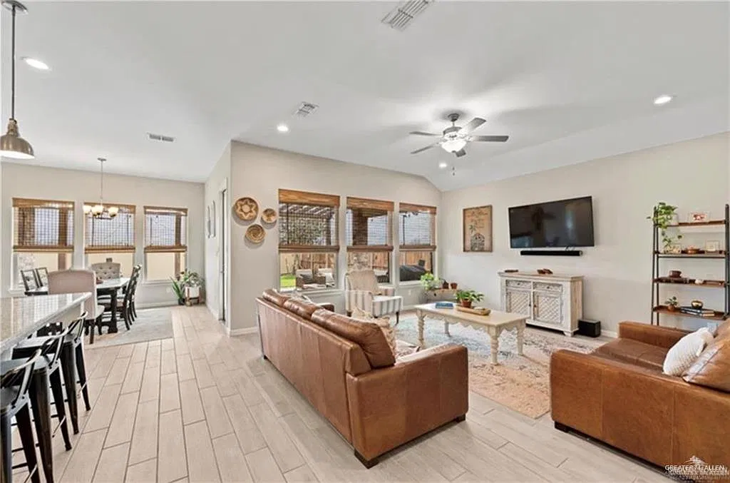 3 bed, 2.5 bath, 2110 sqft, $2,500 — Photo 2