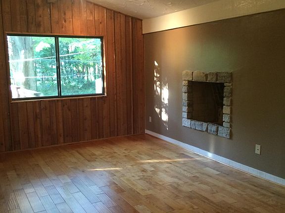 2nd image of 894 Murle Ln
