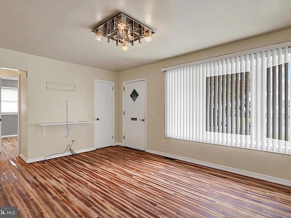 4th image of 209 Montgomery Ave