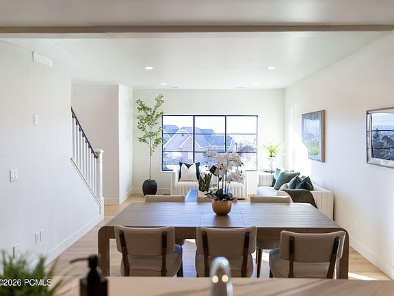 4th image of 531 E Valley Dr