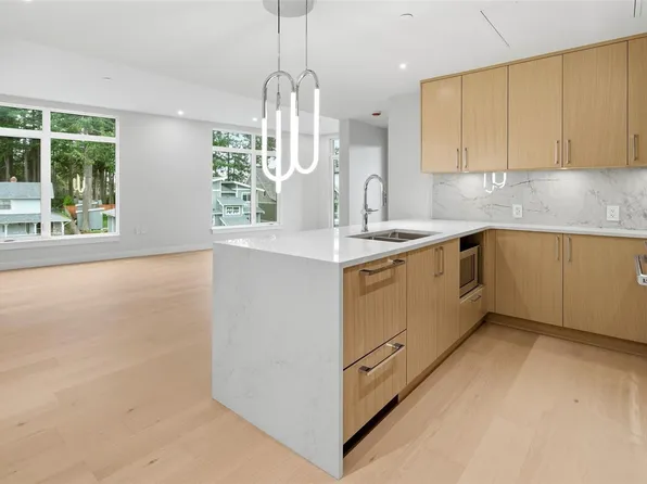 5229 Cordova Bay Rd #307, Saanich, BC V8Y 2L1