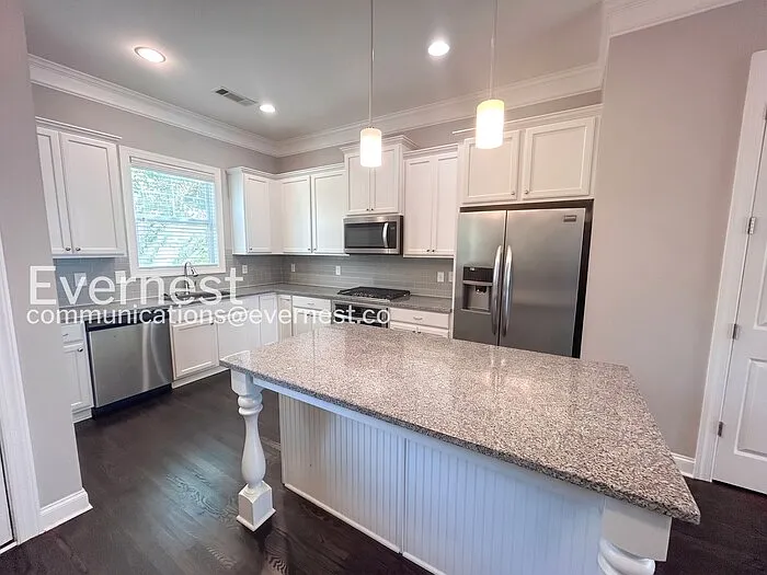 3 bed, 3.5 bath, 2500 sqft, $2,900 — Photo 4