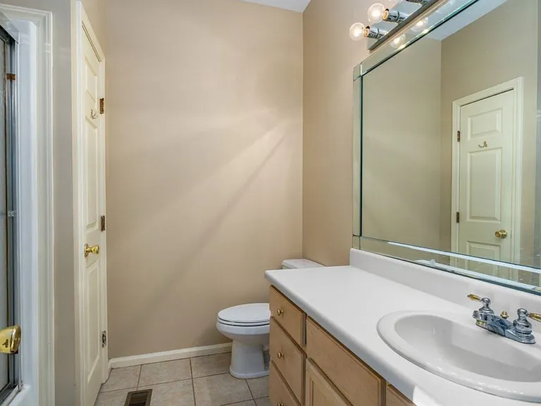 16 Beverly Hts — Photo 8