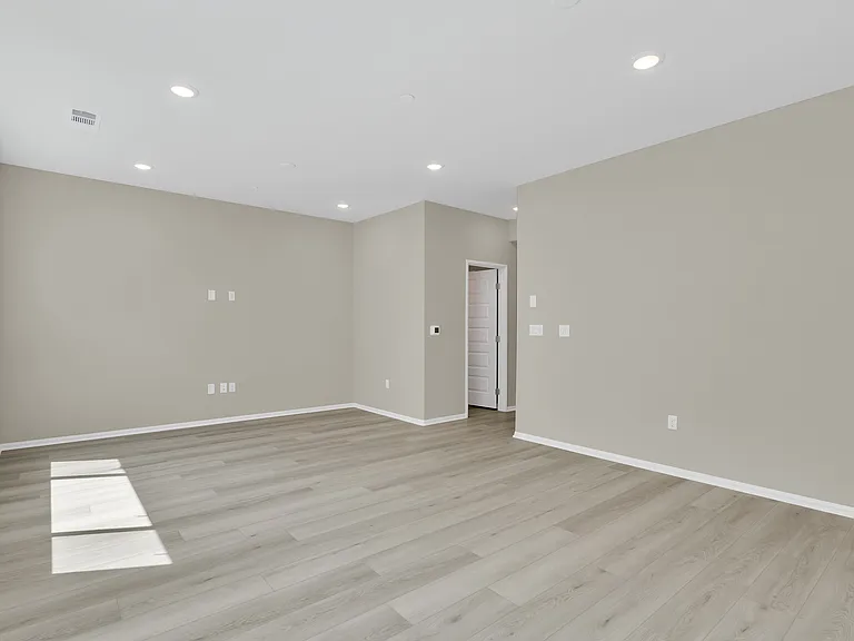 2074 Bergamot St — Photo 10