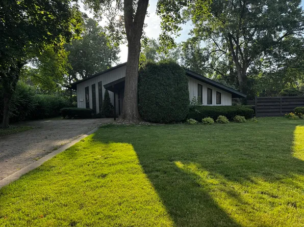 37 Sheffield Ln, Oak Brook, IL 60523