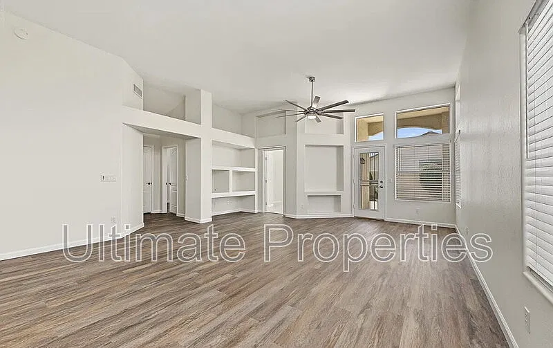 3 bed, 2.0 bath, 1760 sqft, $2,095 — Photo 2