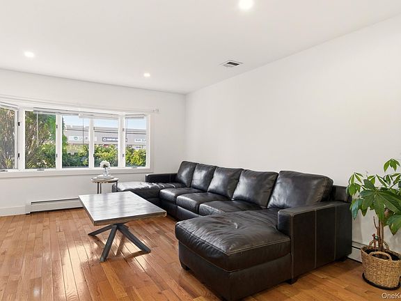 5th image of 557 Woodbury Road