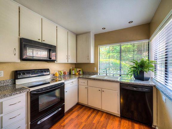 5th image of 415 Colony Knoll Dr