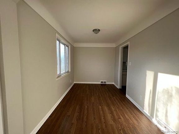 4th image of 1058 Buckingham Ave