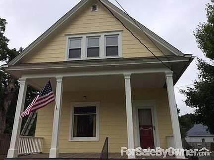 Adorable "doll house"
						:
						Fresh paint on all exterior of the house