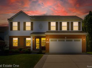 442 Ridgewood Dr S, Ortonville, MI 48462