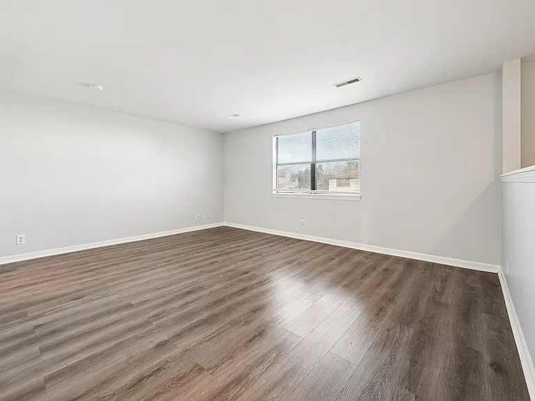 Manhattan Square Apartments — Photo 32