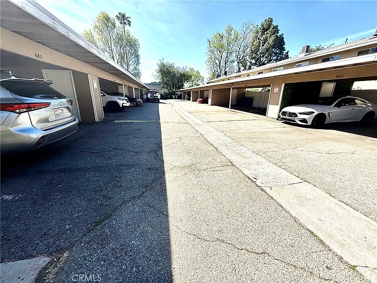 684 E Lee Pl — Photo 32