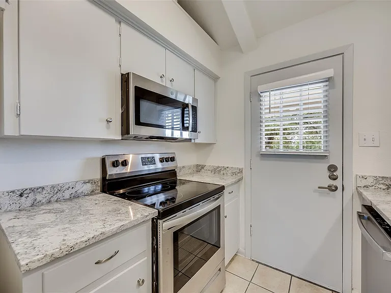 8803 Westover Club Dr #B — Photo 10