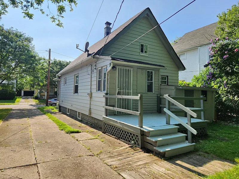 2 bed, 1.0 bath, 840 sqft, $1,147 — Photo 2