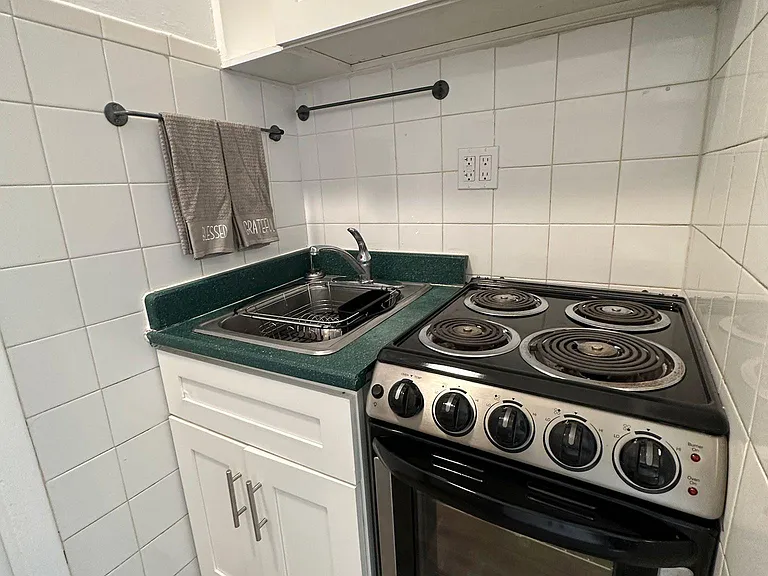 2902 SW 23rd St — Photo 5