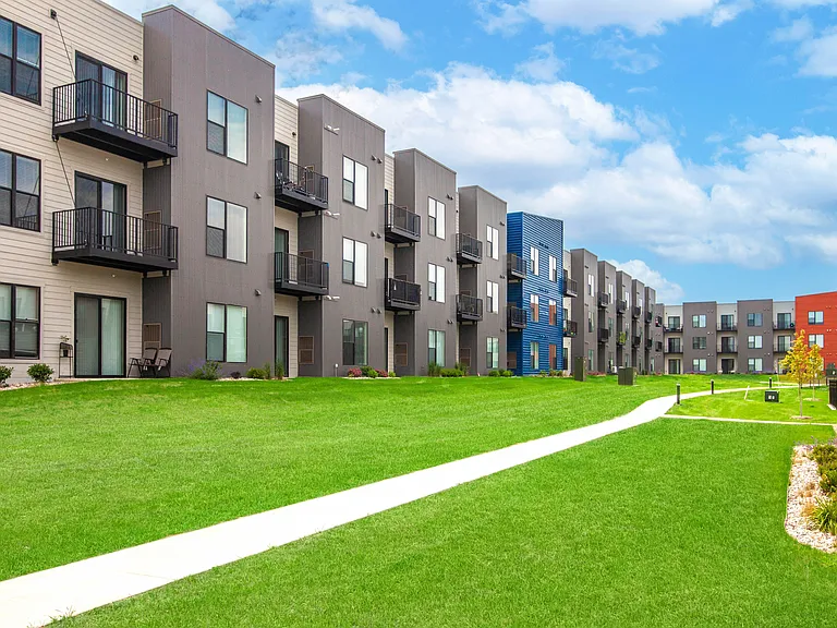 Courtyard at cobblestone Park — Photo 50