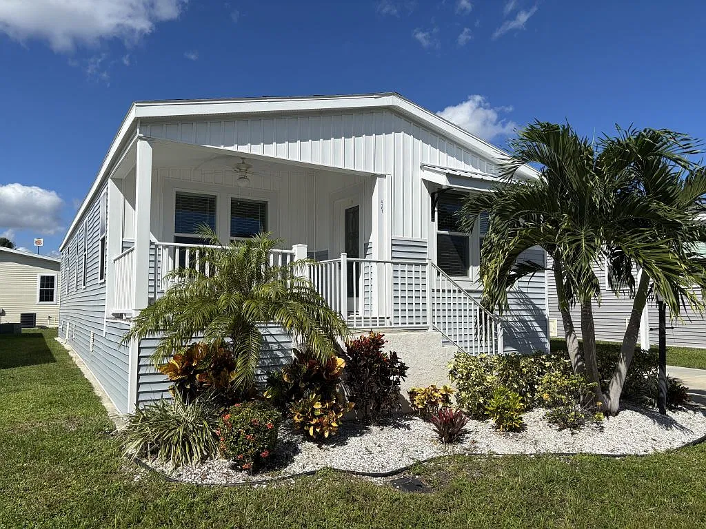 3 bed, 2.0 bath, 1296 sqft, $1,949 — Photo 2