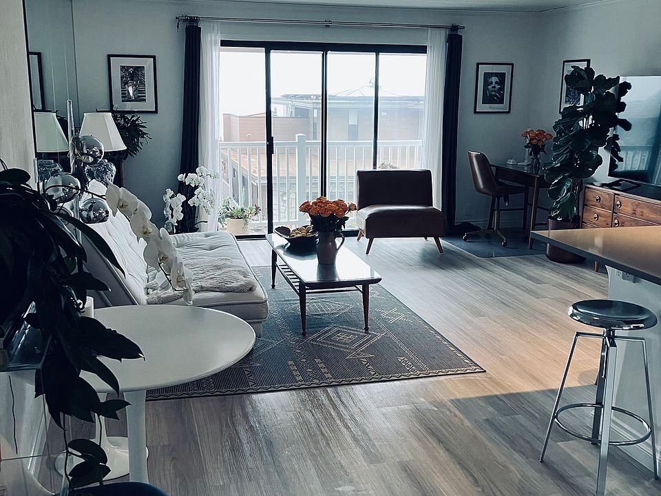 Family Room w/ceiling fan.
