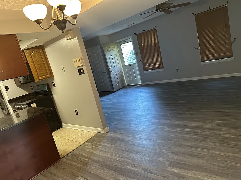 10 King Henry Cir #10 — Photo 7